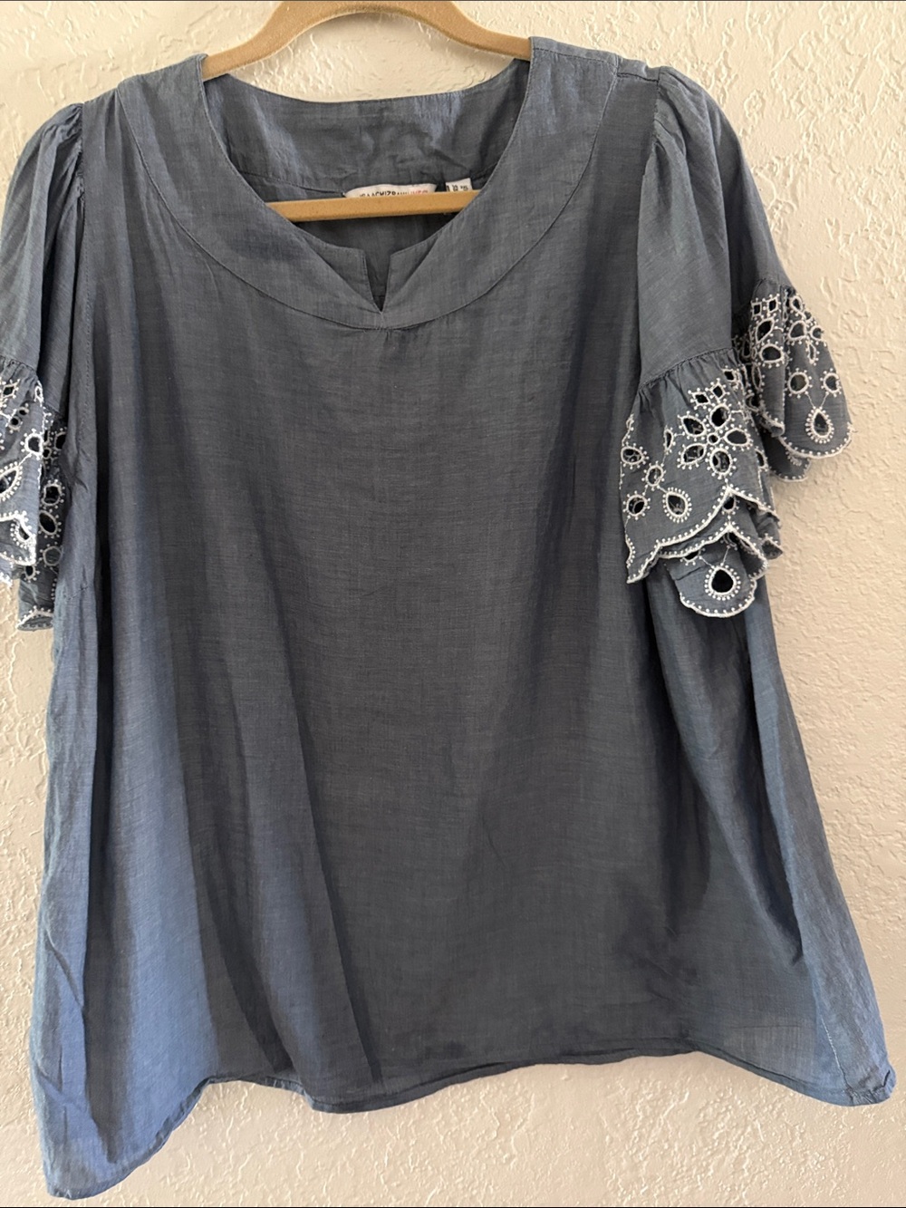 Isaac Mizrahi 1X Women’s Slate Blue Eyelet Sleeve Blouse. 100% Cotton Preowned